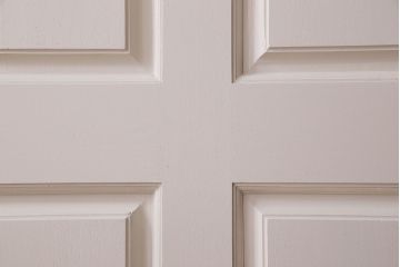 ビンテージ 花梨無垢材　珍しいデザインがお洒落なアンティークホワイトのペイント親子ドア(扉、カリン)