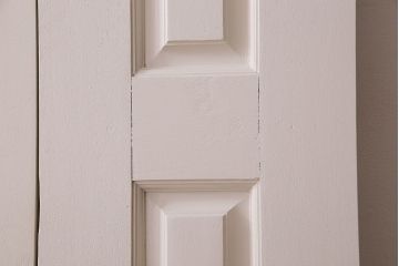 ビンテージ 花梨無垢材　珍しいデザインがお洒落なアンティークホワイトのペイント親子ドア(扉、カリン)