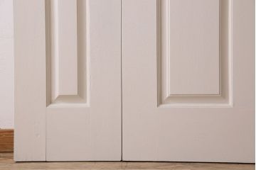 ビンテージ 花梨無垢材　珍しいデザインがお洒落なアンティークホワイトのペイント親子ドア(扉、カリン)