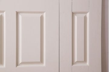 ビンテージ 花梨無垢材　珍しいデザインがお洒落なアンティークホワイトのペイント親子ドア(扉、カリン)
