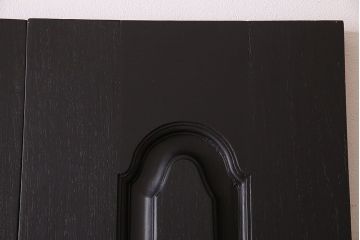 ビンテージ 花梨無垢材　珍しいデザインでシックなブラックペイントの親子ドア(扉、カリン)(1)