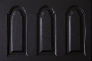 ビンテージ 花梨無垢材　珍しいデザインでシックなブラックペイントの親子ドア(扉、カリン)(1)