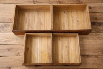 レトロ家具　前面タモ材　すりガラス引き戸のレトロなアンティーク茶箪笥