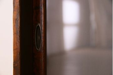 レトロ家具　前面タモ材　すりガラス引き戸のレトロなアンティーク茶箪笥