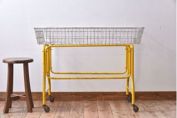 アンティーク雑貨　ビンテージ　キャスター付き!昭和レトロなアイアンワゴン(1)