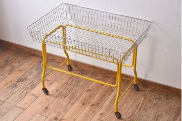 アンティーク雑貨　ビンテージ　キャスター付き!昭和レトロなアイアンワゴン(1)