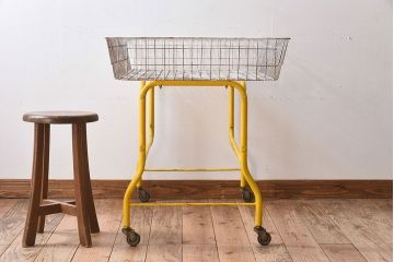 アンティーク雑貨　ビンテージ　キャスター付き!昭和レトロなアイアンワゴン(1)