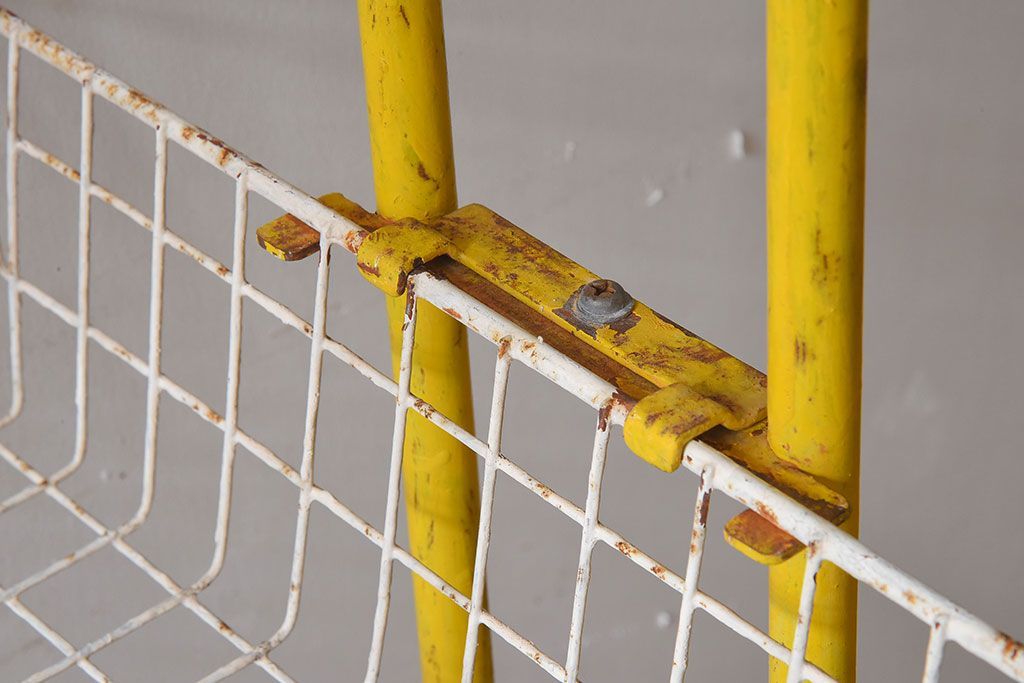 ヴィンテージ家具　ビンテージ　キャスター付き!昭和レトロなアイアンワゴン(2)