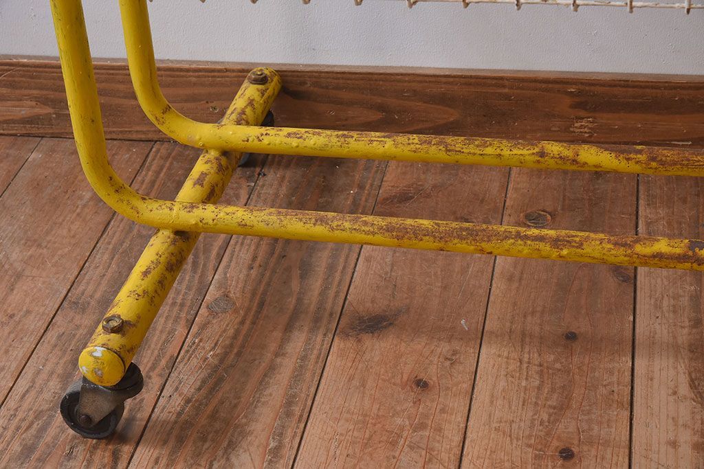 ヴィンテージ家具　ビンテージ　キャスター付き!昭和レトロなアイアンワゴン(2)