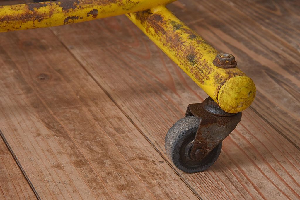 ヴィンテージ家具　ビンテージ　キャスター付き!昭和レトロなアイアンワゴン(2)