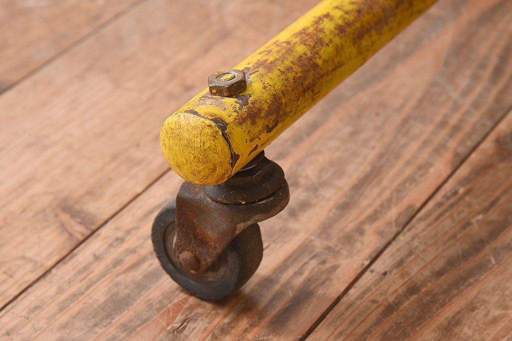 ヴィンテージ家具　ビンテージ　キャスター付き!昭和レトロなアイアンワゴン(2)