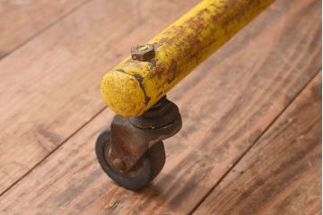 ヴィンテージ家具　ビンテージ　キャスター付き!昭和レトロなアイアンワゴン(2)