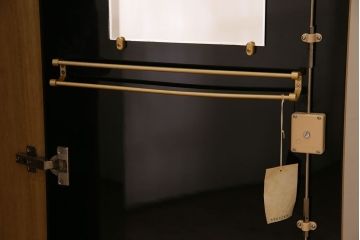 中古　尾形光琳　燕子花図(左隻)　上品な衣装箪笥(ワードローブ)(1)