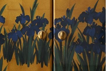 中古　尾形光琳　燕子花図(右隻)　上品な衣装箪笥(ワードローブ)