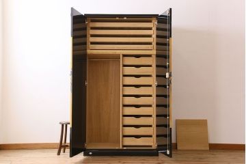 中古　尾形光琳　燕子花図(右隻)　上品な衣装箪笥(ワードローブ)