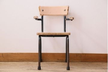 ヴィンテージ家具　イギリスビンテージ　ピンクペイント　鉄脚スクールチェア(チャイルドチェア、キッズチェア、アームチェア、ダイニングチェア、板座チェア、ベビーチェア、こども椅子、子どもイス、ビンテージ、英国)