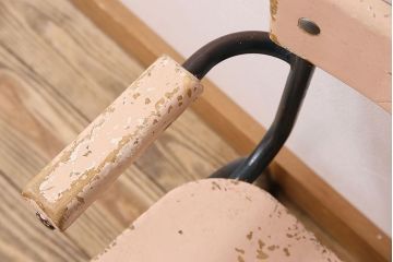 ヴィンテージ家具　イギリスビンテージ　ピンクペイント　鉄脚スクールチェア(チャイルドチェア、キッズチェア、アームチェア、ダイニングチェア、板座チェア、ベビーチェア、こども椅子、子どもイス、ビンテージ、英国)