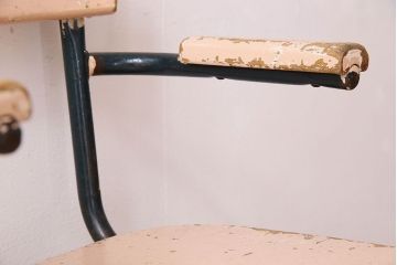 ヴィンテージ家具　イギリスビンテージ　ピンクペイント　鉄脚スクールチェア(チャイルドチェア、キッズチェア、アームチェア、ダイニングチェア、板座チェア、ベビーチェア、こども椅子、子どもイス、ビンテージ、英国)