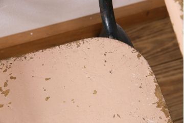 ヴィンテージ家具　イギリスビンテージ　ピンクペイント　鉄脚スクールチェア(チャイルドチェア、キッズチェア、アームチェア、ダイニングチェア、板座チェア、ベビーチェア、こども椅子、子どもイス、ビンテージ、英国)