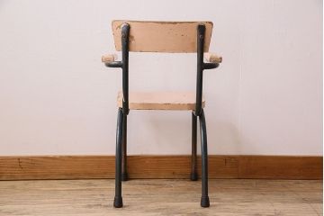 ヴィンテージ家具　イギリスビンテージ　ピンクペイント　鉄脚スクールチェア(チャイルドチェア、キッズチェア、アームチェア、ダイニングチェア、板座チェア、ベビーチェア、こども椅子、子どもイス、ビンテージ、英国)