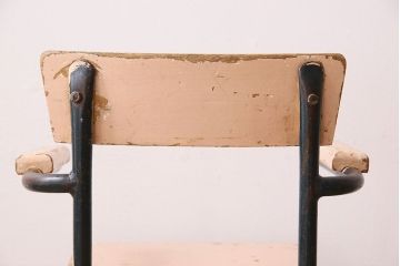 ヴィンテージ家具　イギリスビンテージ　ピンクペイント　鉄脚スクールチェア(チャイルドチェア、キッズチェア、アームチェア、ダイニングチェア、板座チェア、ベビーチェア、こども椅子、子どもイス、ビンテージ、英国)