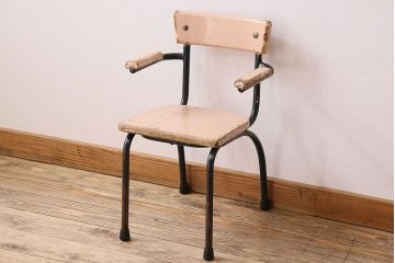 ヴィンテージ家具　イギリスビンテージ　ピンクペイント　鉄脚スクールチェア(チャイルドチェア、キッズチェア、アームチェア、ダイニングチェア、板座チェア、ベビーチェア、こども椅子、子どもイス、ビンテージ、英国)