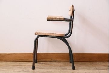 ヴィンテージ家具　イギリスビンテージ　ピンクペイント　鉄脚スクールチェア(チャイルドチェア、キッズチェア、アームチェア、ダイニングチェア、板座チェア、ベビーチェア、こども椅子、子どもイス、ビンテージ、英国)