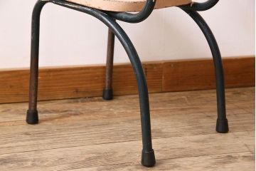 ヴィンテージ家具　イギリスビンテージ　ピンクペイント　鉄脚スクールチェア(チャイルドチェア、キッズチェア、アームチェア、ダイニングチェア、板座チェア、ベビーチェア、こども椅子、子どもイス、ビンテージ、英国)