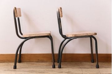 ヴィンテージ家具　イギリス　鉄脚スクールチェア2脚セット(チャイルドチェア、キッズチェア、ダイニングチェア、板座チェア、ベビーチェア、こども椅子、子どもイス、ビンテージ、英国、バラ売り可能)(R-024505)