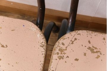ヴィンテージ家具　イギリス　鉄脚スクールチェア2脚セット(チャイルドチェア、キッズチェア、ダイニングチェア、板座チェア、ベビーチェア、こども椅子、子どもイス、ビンテージ、英国、バラ売り可能)(R-024505)