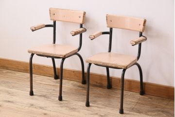 ヴィンテージ家具　イギリス　鉄脚スクールチェア2脚セット(チャイルドチェア、キッズチェア、アームチェア、ダイニングチェア、板座チェア、ベビーチェア、こども椅子、子どもイス、ビンテージ、英国、バラ売り可能)(R-024506)