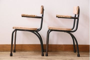 ヴィンテージ家具　イギリス　鉄脚スクールチェア2脚セット(チャイルドチェア、キッズチェア、アームチェア、ダイニングチェア、板座チェア、ベビーチェア、こども椅子、子どもイス、ビンテージ、英国、バラ売り可能)(R-024506)