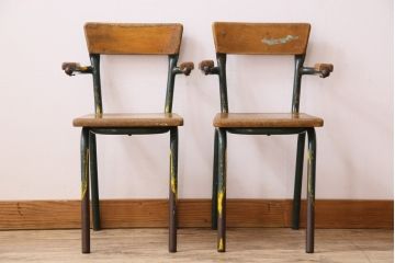ヴィンテージ家具　イギリス　鉄脚スクールチェア2脚セット(チャイルドチェア、キッズチェア、アームチェア、ダイニングチェア、板座チェア、ベビーチェア、こども椅子、子どもイス、ビンテージ、英国、バラ売り可能)(R-024508)