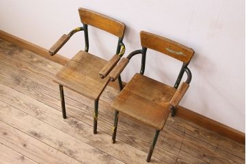 ヴィンテージ家具　イギリス　鉄脚スクールチェア2脚セット(チャイルドチェア、キッズチェア、アームチェア、ダイニングチェア、板座チェア、ベビーチェア、こども椅子、子どもイス、ビンテージ、英国、バラ売り可能)(R-024508)