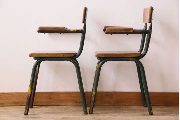 ヴィンテージ家具　イギリス　鉄脚スクールチェア2脚セット(チャイルドチェア、キッズチェア、アームチェア、ダイニングチェア、板座チェア、ベビーチェア、こども椅子、子どもイス、ビンテージ、英国、バラ売り可能)(R-024508)