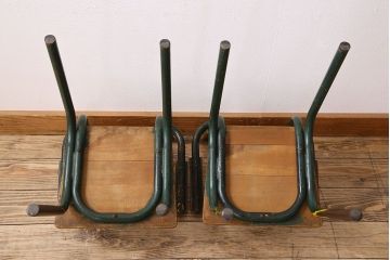 ヴィンテージ家具　イギリス　鉄脚スクールチェア2脚セット(チャイルドチェア、キッズチェア、アームチェア、ダイニングチェア、板座チェア、ベビーチェア、こども椅子、子どもイス、ビンテージ、英国、バラ売り可能)(R-024508)