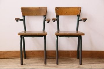 ヴィンテージ家具　イギリス　鉄脚スクールチェア2脚セット(チャイルドチェア、キッズチェア、アームチェア、ダイニングチェア、板座チェア、ベビーチェア、こども椅子、子どもイス、ビンテージ、英国、バラ売り可能)(R-024515)