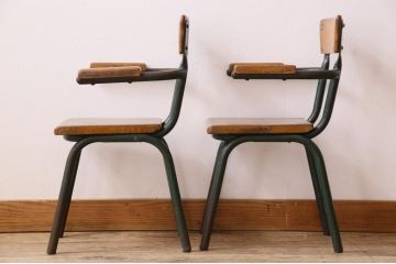 ヴィンテージ家具　イギリス　鉄脚スクールチェア2脚セット(チャイルドチェア、キッズチェア、アームチェア、ダイニングチェア、板座チェア、ベビーチェア、こども椅子、子どもイス、ビンテージ、英国、バラ売り可能)(R-024515)