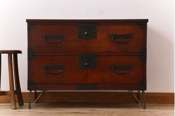 アンティーク家具　檜材天板　鉄脚付き　アンティークの衣装箪笥ローボード(時代箪笥)