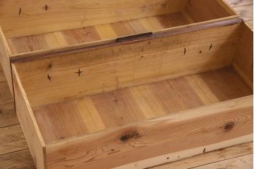 アンティーク家具　檜材天板　鉄脚付き　アンティークの衣装箪笥ローボード(時代箪笥)