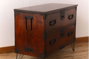 アンティーク家具　檜材天板　鉄脚付き　アンティークの衣装箪笥ローボード(時代箪笥)
