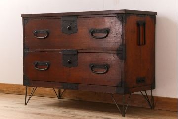 アンティーク家具　檜材天板　鉄脚付き　アンティークの衣装箪笥ローボード(時代箪笥)