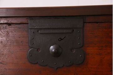 アンティーク家具　檜材天板　鉄脚付き　アンティークの衣装箪笥ローボード(時代箪笥)