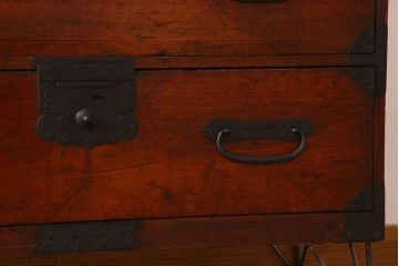 アンティーク家具　檜材天板　鉄脚付き　アンティークの衣装箪笥ローボード(時代箪笥)