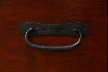 アンティーク家具　檜材天板　鉄脚付き　アンティークの衣装箪笥ローボード(時代箪笥)