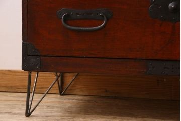 アンティーク家具　檜材天板　鉄脚付き　アンティークの衣装箪笥ローボード(時代箪笥)