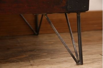 アンティーク家具　檜材天板　鉄脚付き　アンティークの衣装箪笥ローボード(時代箪笥)