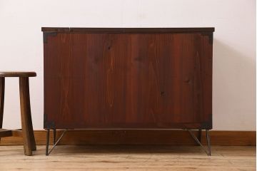 アンティーク家具　檜材天板　鉄脚付き　アンティークの衣装箪笥ローボード(時代箪笥)
