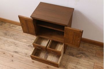 レトロ家具　昭和レトロ　古い桐材の小ぶりでシンプルなアンティーク収納棚