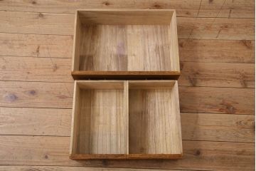 レトロ家具　昭和レトロ　古い桐材の小ぶりでシンプルなアンティーク収納棚
